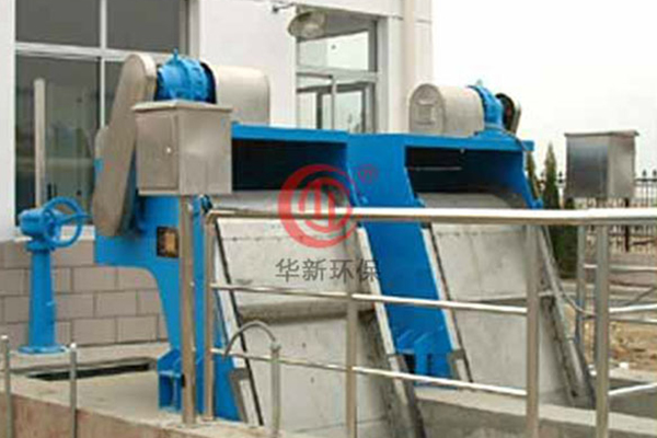 GL型（xíng）鏈條回（huí）轉式多耙平（píng）麵格柵除汙機.jpg